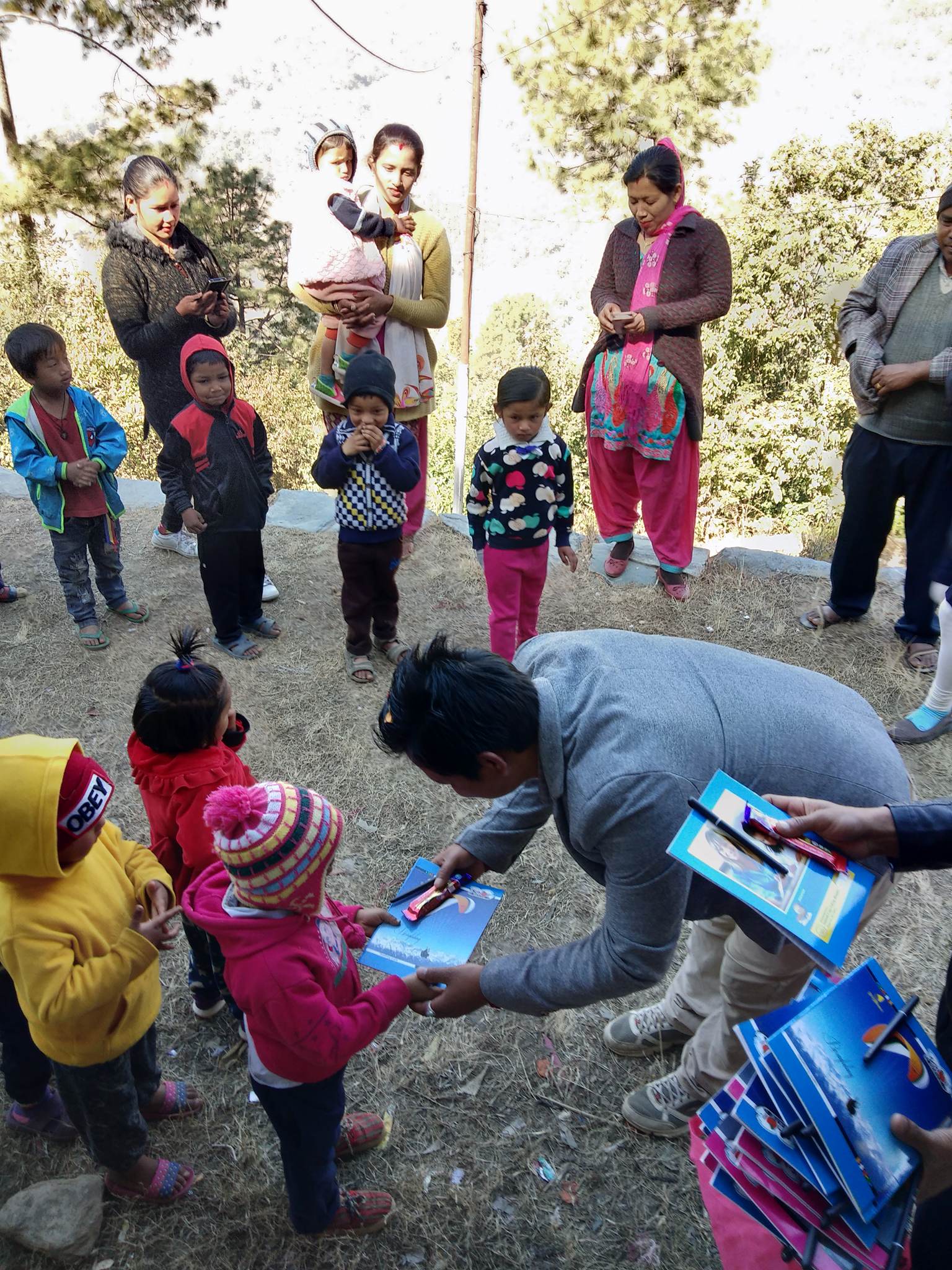 जनप्रतिनिधीले स्टेशनरी वितरण गरेर जन्मदिन मनाए